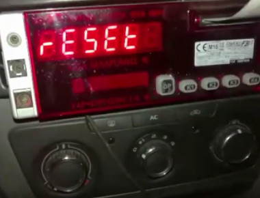 Η ΕΛ.ΑΣ. προειδοποιεί: Έτσι πειράζουν τα ταξίμετρα οι οδηγοί ταξί (βίντεο)